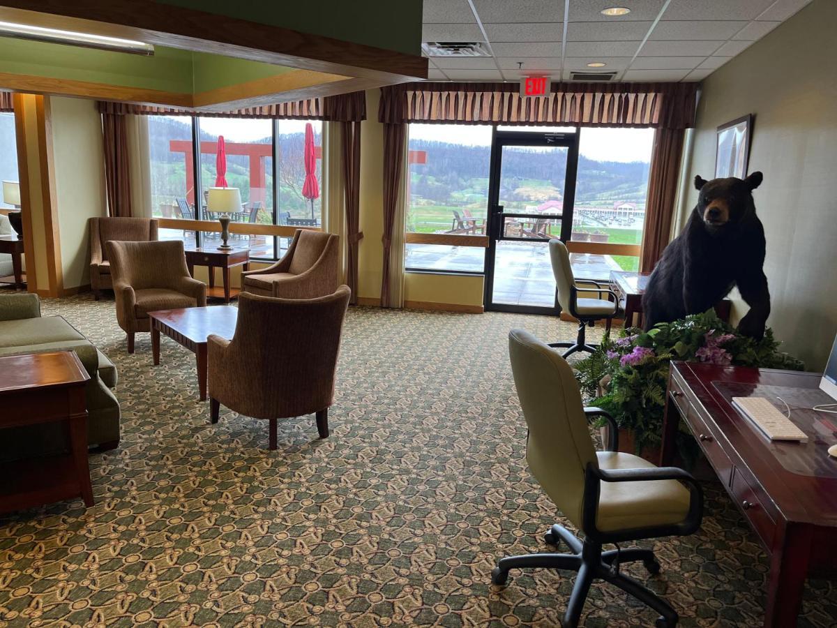 Days Inn & Suites By Wyndham Sutton Flatwoods Экстерьер фото