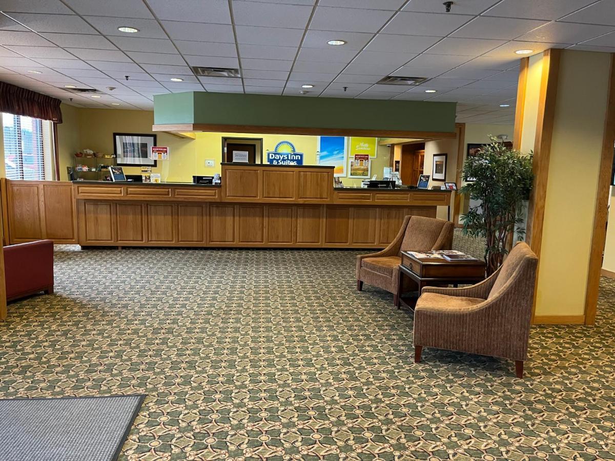 Days Inn & Suites By Wyndham Sutton Flatwoods Экстерьер фото