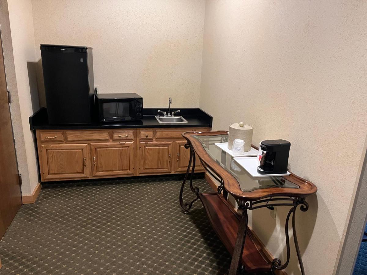 Days Inn & Suites By Wyndham Sutton Flatwoods Экстерьер фото