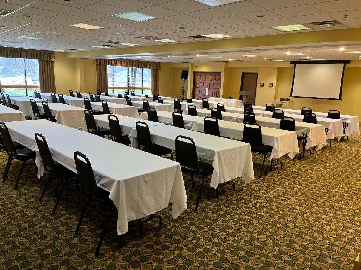Days Inn & Suites By Wyndham Sutton Flatwoods Экстерьер фото