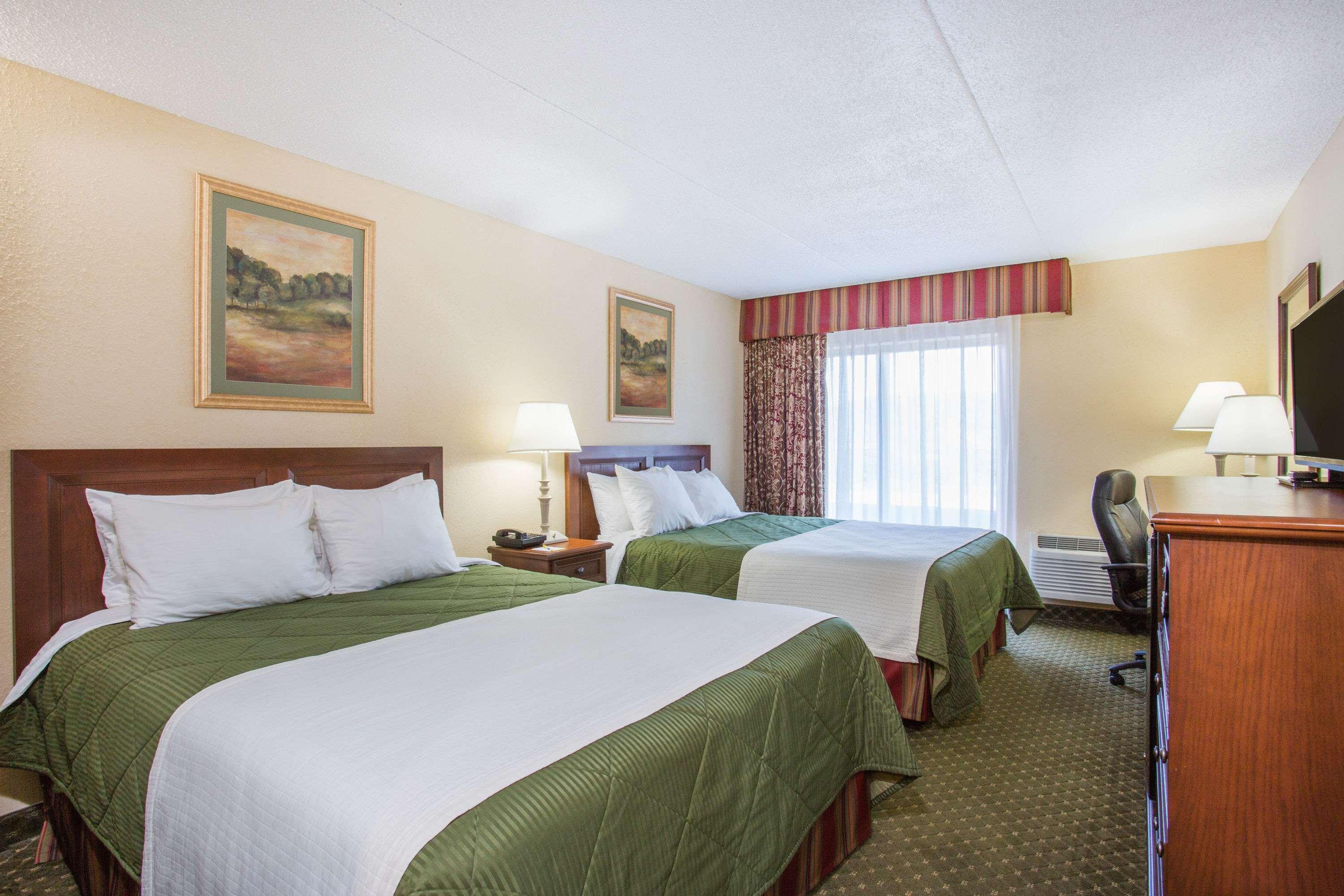 Days Inn & Suites By Wyndham Sutton Flatwoods Экстерьер фото